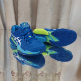 کفش تنیس خاکی اسیکس Asics tennis Court FF3 Novak CLAY- رنگ آبی فسفری سفید کیفیت اورجینال سفارش اسیا نواک جوکوویچ