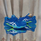 کفش تنیس خاکی اسیکس Asics tennis Court FF3 Novak CLAY- رنگ آبی فسفری سفید کیفیت اورجینال سفارش اسیا نواک جوکوویچ
