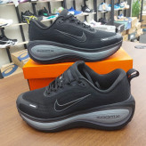 کتونی رانینگ و پیاده روی نایک ومرو پلاس مستر کوالیتی رنگ مشکی طوسی NIKE ZOOM X VOMERO PLUS