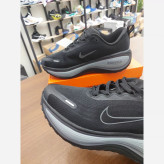 کتونی رانینگ و پیاده روی نایک ومرو پلاس مستر کوالیتی رنگ مشکی طوسی NIKE ZOOM X VOMERO PLUS