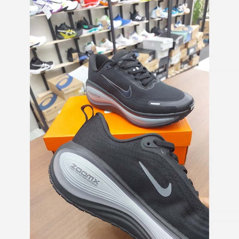 کتونی رانینگ و پیاده روی نایک ومرو پلاس مستر کوالیتی رنگ مشکی طوسی NIKE ZOOM X VOMERO PLUS