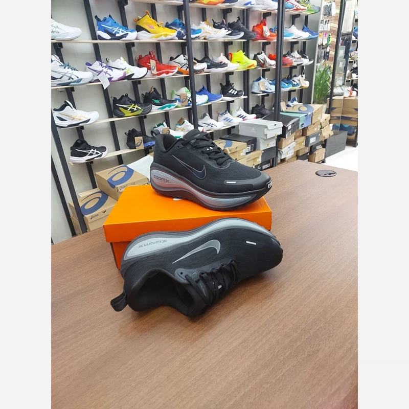 کتونی رانینگ و پیاده روی نایک ومرو پلاس مستر کوالیتی رنگ مشکی طوسی NIKE ZOOM X VOMERO PLUS