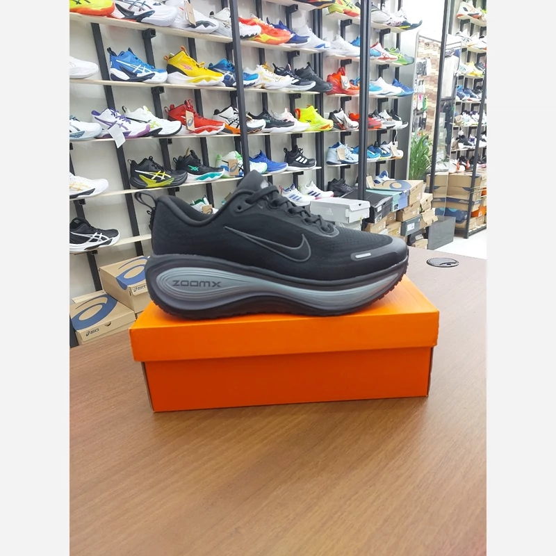 کتونی رانینگ و پیاده روی نایک ومرو پلاس مستر کوالیتی رنگ مشکی طوسی NIKE ZOOM X VOMERO PLUS