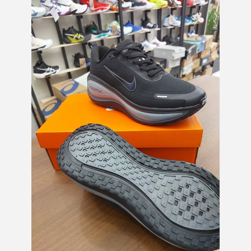 کتونی رانینگ و پیاده روی نایک ومرو پلاس مستر کوالیتی رنگ مشکی طوسی NIKE ZOOM X VOMERO PLUS