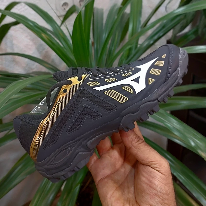 کتونی کفش اورجینال فوتبال چمن مصنوعی میزانو اورجینال  MIZUNO WAVE  LYNX JR سایز 35 رنگ مشکی طلایی  ساخت ویتنام