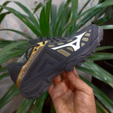 کتونی کفش اورجینال فوتبال چمن مصنوعی میزانو اورجینال MIZUNO WAVE LYNX JR سایز 35 رنگ مشکی طلایی ساخت ویتنام
