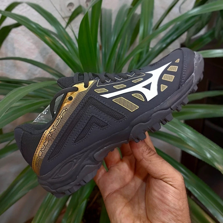 کتونی کفش اورجینال فوتبال چمن مصنوعی میزانو اورجینال MIZUNO WAVE LYNX JR سایز 35 رنگ مشکی طلایی ساخت ویتنام