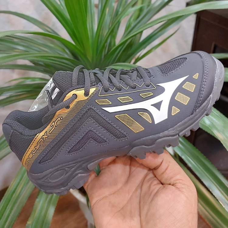 کتونی کفش اورجینال فوتبال چمن مصنوعی میزانو اورجینال MIZUNO WAVE LYNX JR سایز 35 رنگ مشکی طلایی ساخت ویتنام