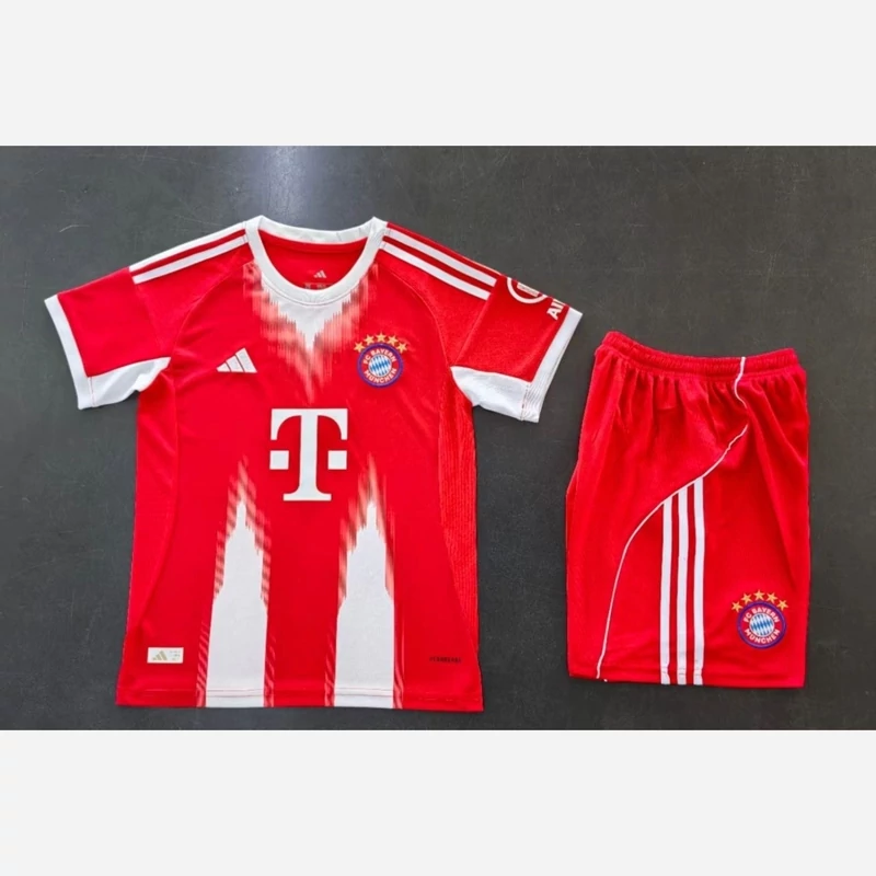 کیت تیشرت با شورت اصلی هواداری تیم بایرن مونیخ المان 2026 رنگ قرمزسفید تایلندی A++  بچه گانه
