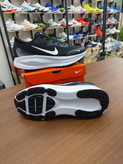 کتونی رانینگ و پیاده روی نایک ومرو 18X مستر کوالیتی رنگ مشکی کف سفید NIKE ZOOM X VOMERO 18X