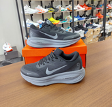 کتونی رانینگ و پیاده روی نایک ومرو 18X مستر کوالیتی رنگ مشکی کف طوسی NIKE ZOOM X VOMERO 18X