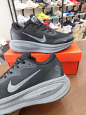 کتونی رانینگ و پیاده روی نایک ومرو 18X مستر کوالیتی رنگ مشکی کف طوسی NIKE ZOOM X VOMERO 18X