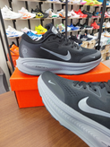 کتونی رانینگ و پیاده روی نایک ومرو 18X مستر کوالیتی رنگ مشکی کف طوسی NIKE ZOOM X VOMERO 18X