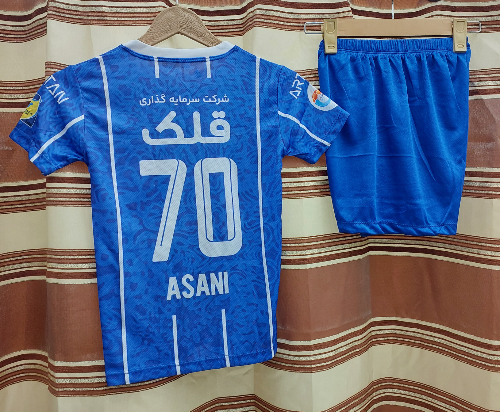 کیت تیشرت با شورت بچه گانه تیم استقلال ایران با شماره ۷۰ اسانی asani70 و شماره ۱۰ رامین رضائیان و ۱۷ منیر الحدادی