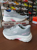 کتونی رانینگ اسکیچرز زنانه کیفیت مستر کوالیتی ویتنام رنگ طوسی سفید صورتی sketchers archfit skx