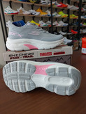 کتونی رانینگ اسکیچرز زنانه کیفیت مستر کوالیتی ویتنام رنگ طوسی سفید صورتی sketchers archfit skx