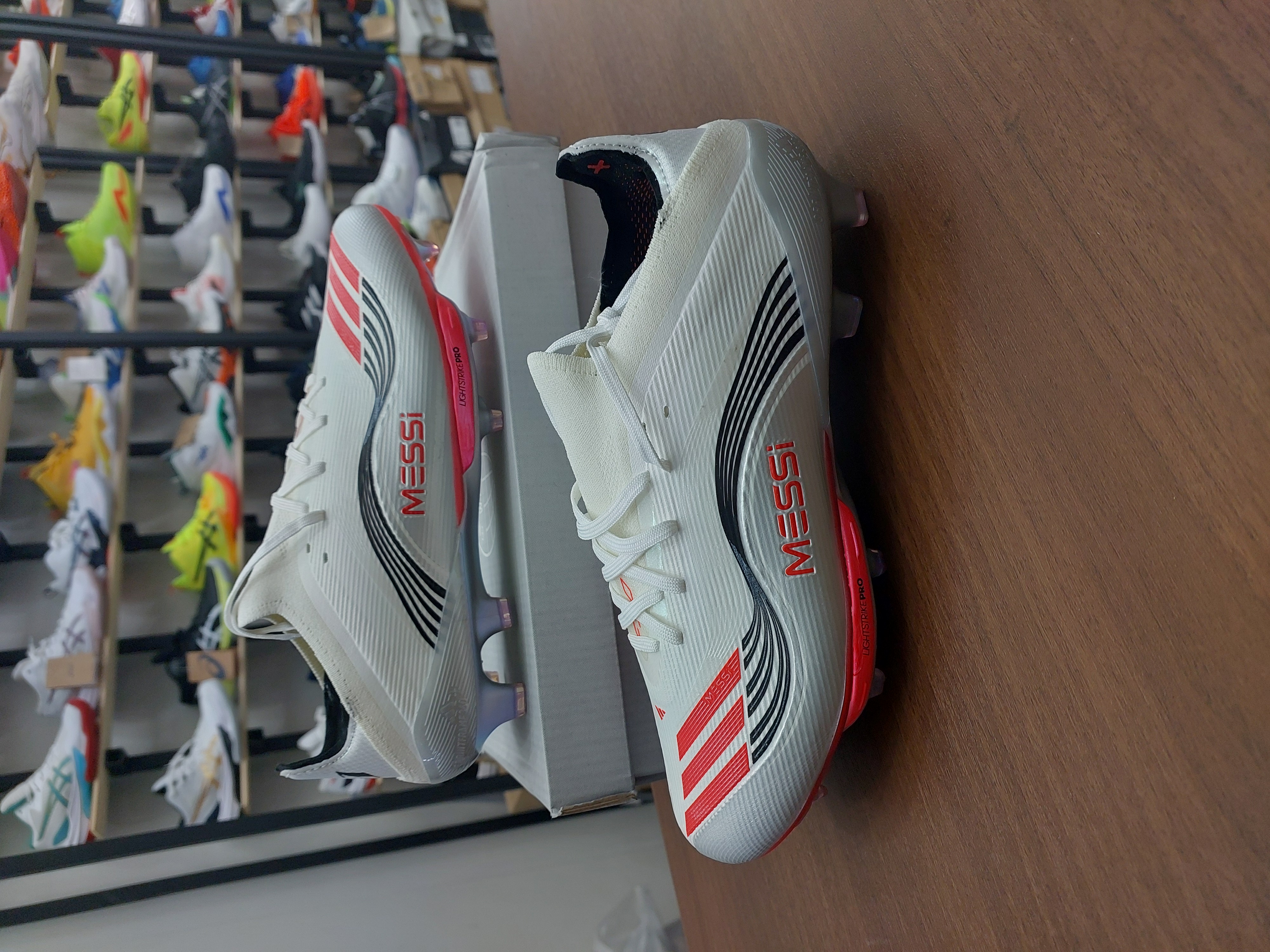 کفش فوتبال چمن آدیداس اف۵۰ مسی استوکدار رنگ سفیدصورتی Adidas f50+fg