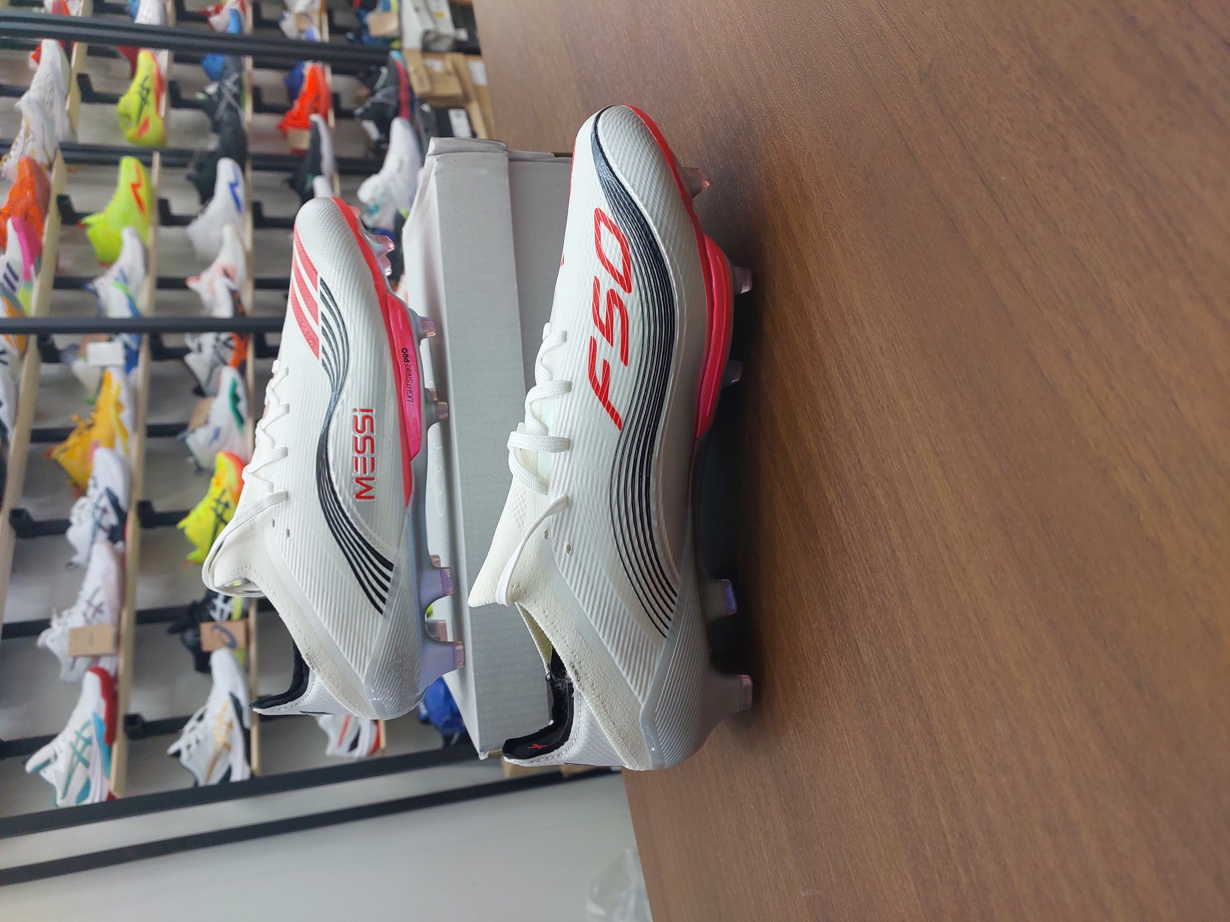 کفش فوتبال چمن آدیداس اف۵۰ مسی استوکدار رنگ سفیدصورتی Adidas f50+fg
