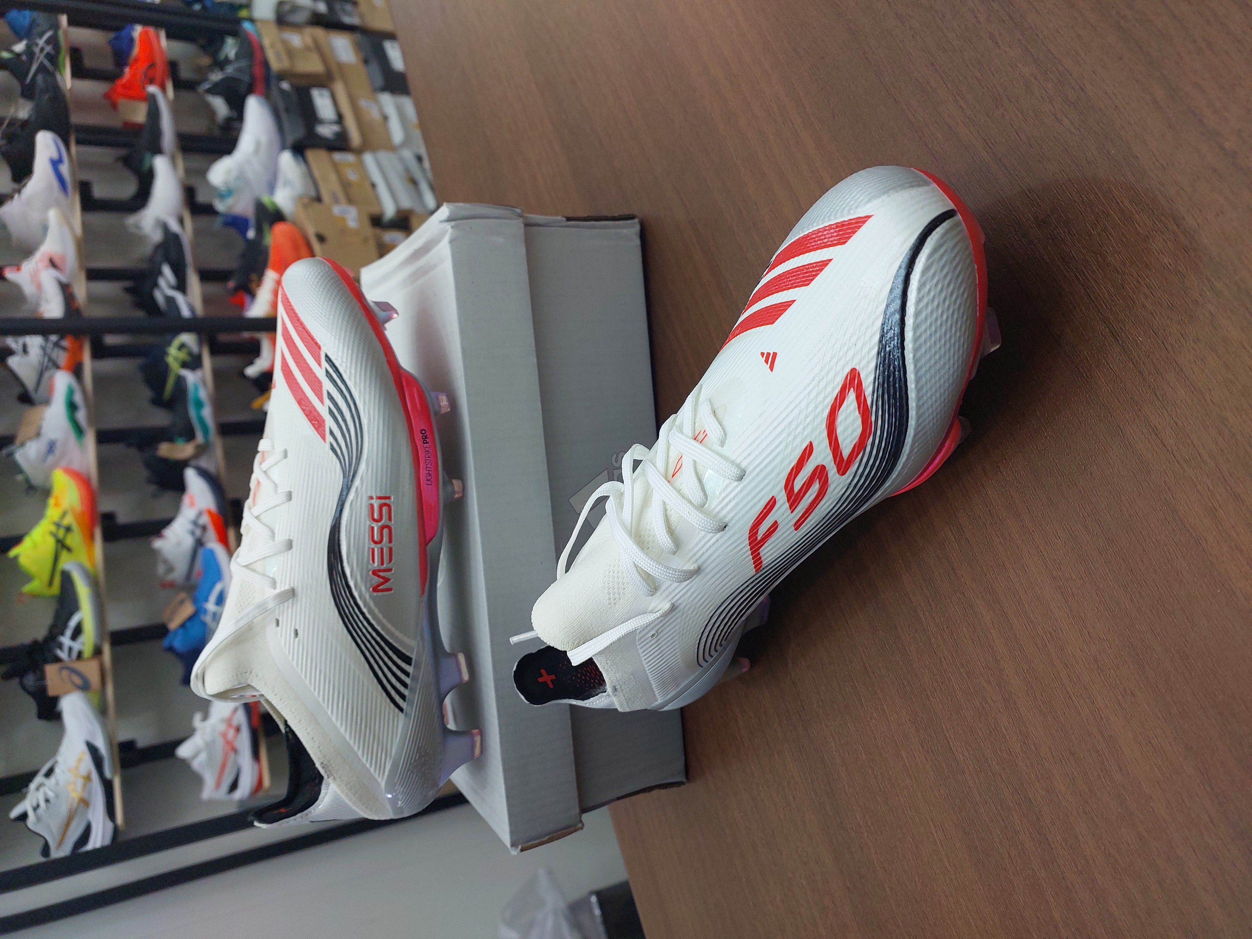کفش فوتبال چمن آدیداس اف۵۰ مسی استوکدار رنگ سفیدصورتی Adidas f50+fg