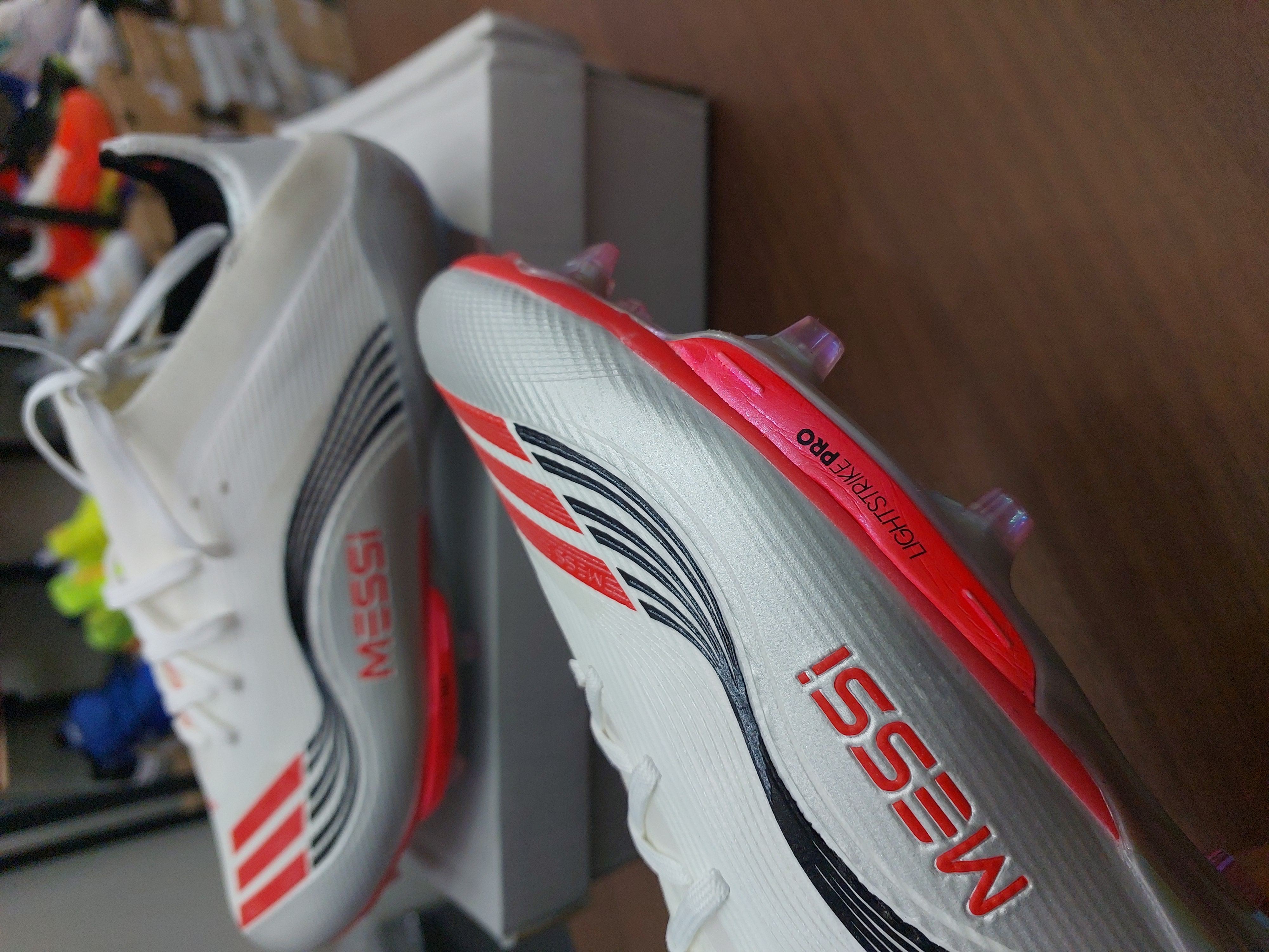 کفش فوتبال چمن آدیداس اف۵۰ مسی استوکدار رنگ سفیدصورتی Adidas f50+fg