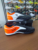کفش فوتبال استوک ریز یا چمن مصنوعی تورف رنگ مشکی سفید نارنجی football shoes turf black white orange