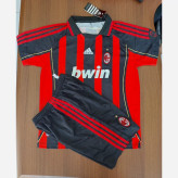 کیت تیشرت با شورت نوستالژی هواداری تیم میلان ایتالیا 2007رنگ راه راه مشکی قرمز تایلندی A++ Ac Milan