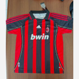 کیت تیشرت با شورت نوستالژی هواداری تیم میلان ایتالیا 2007رنگ راه راه مشکی قرمز تایلندی A++ Ac Milan