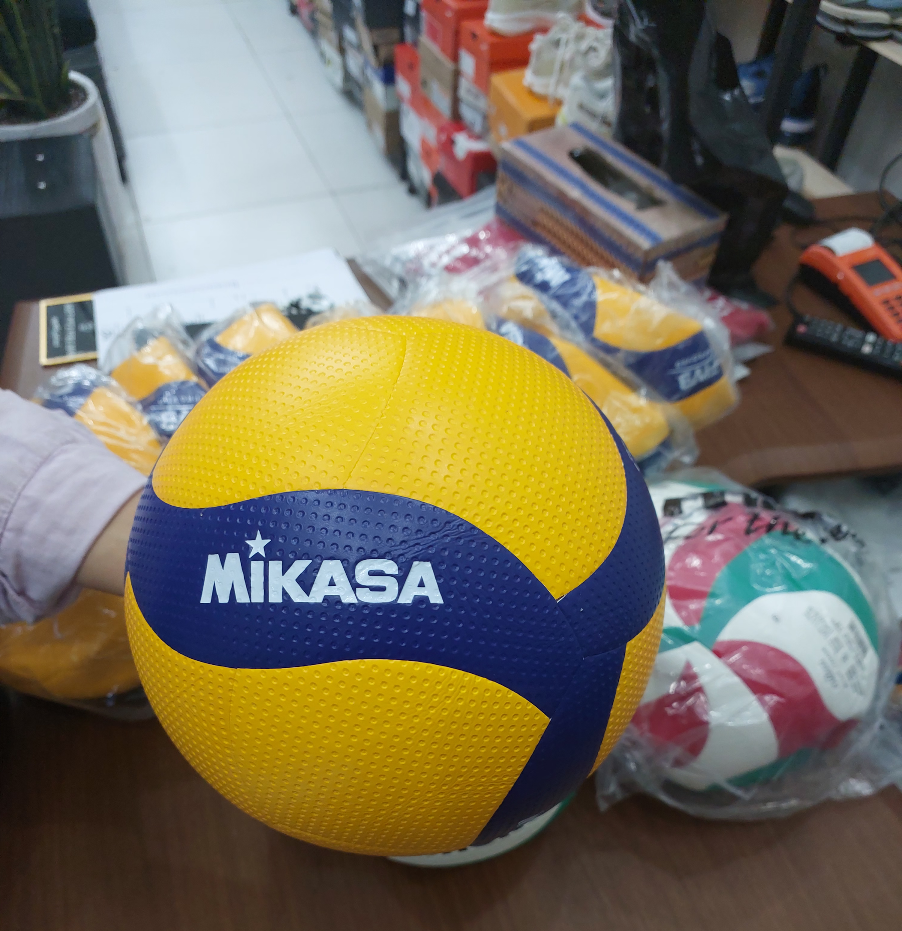 توپ والیبال میکاسا وی۳۰۰ مسترکوالیتی تایلندی V300w توپ Mikasa V300w Volleyball