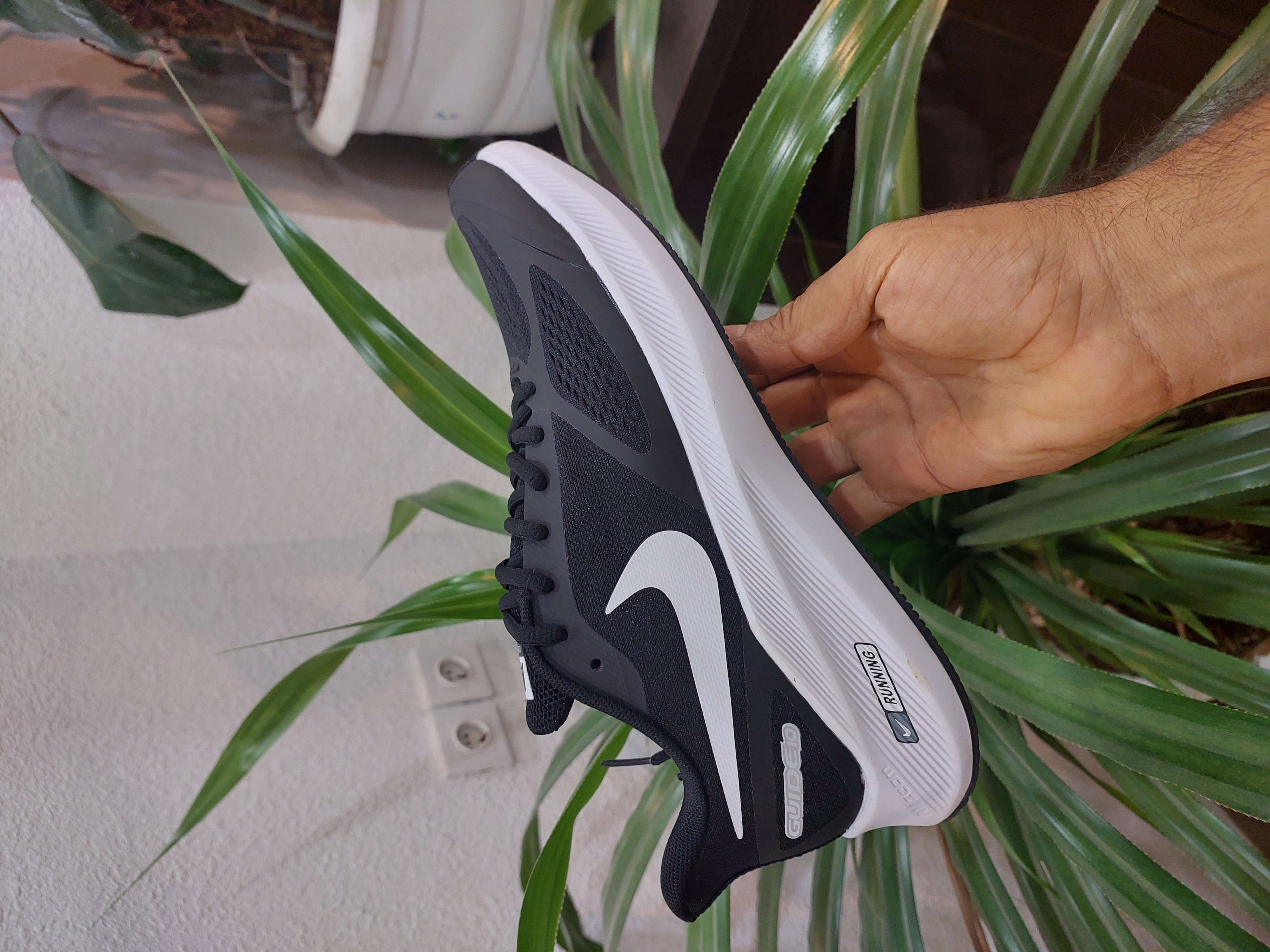 کتونی رانینگ و پیاده روی نایک گاید ۱۰ مستر کوالیتی رنگ مشکی کف سفید NIKE ZOOM