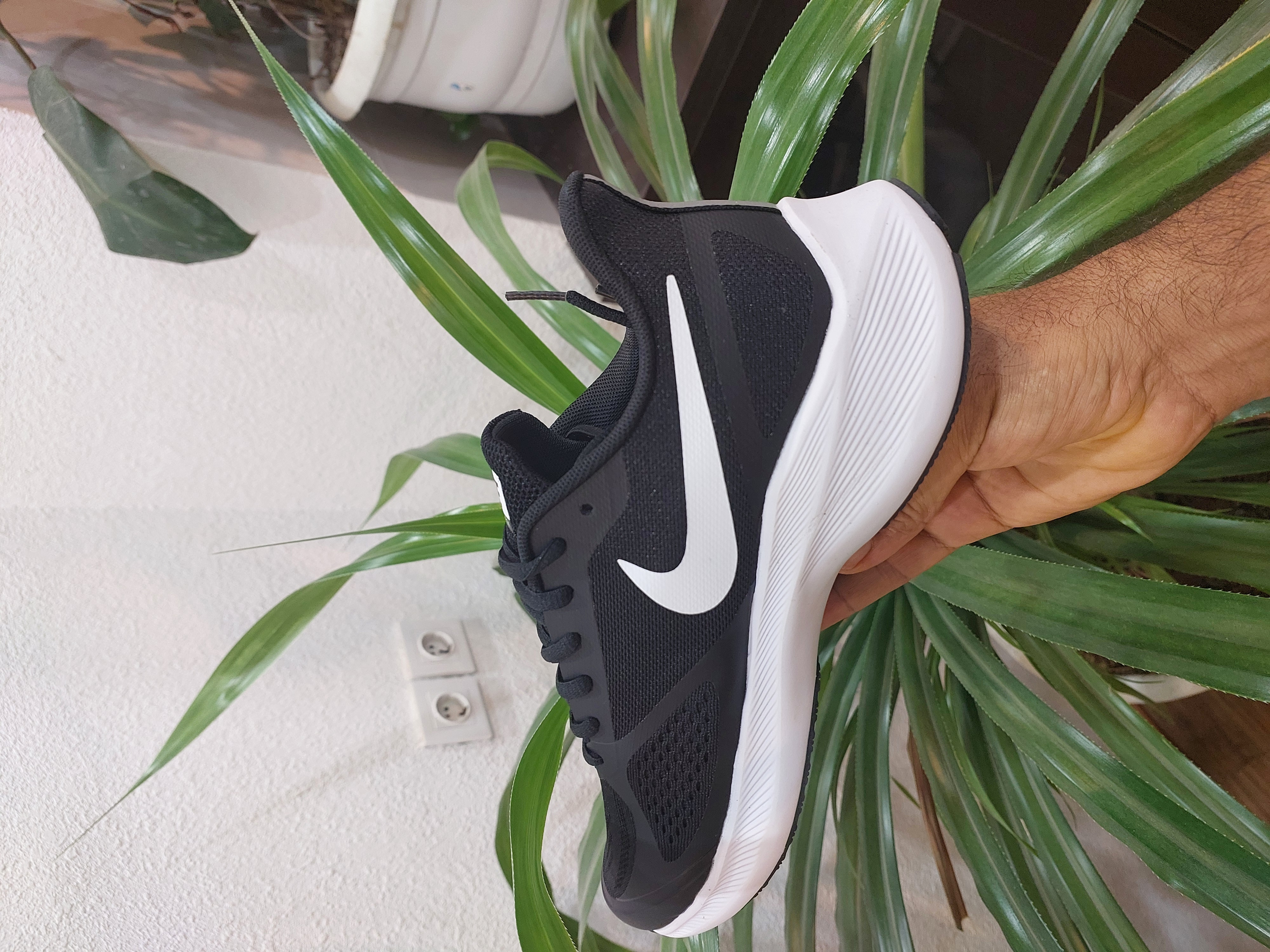 کتونی رانینگ و پیاده روی نایک گاید ۱۰ مستر کوالیتی رنگ مشکی کف سفید NIKE ZOOM