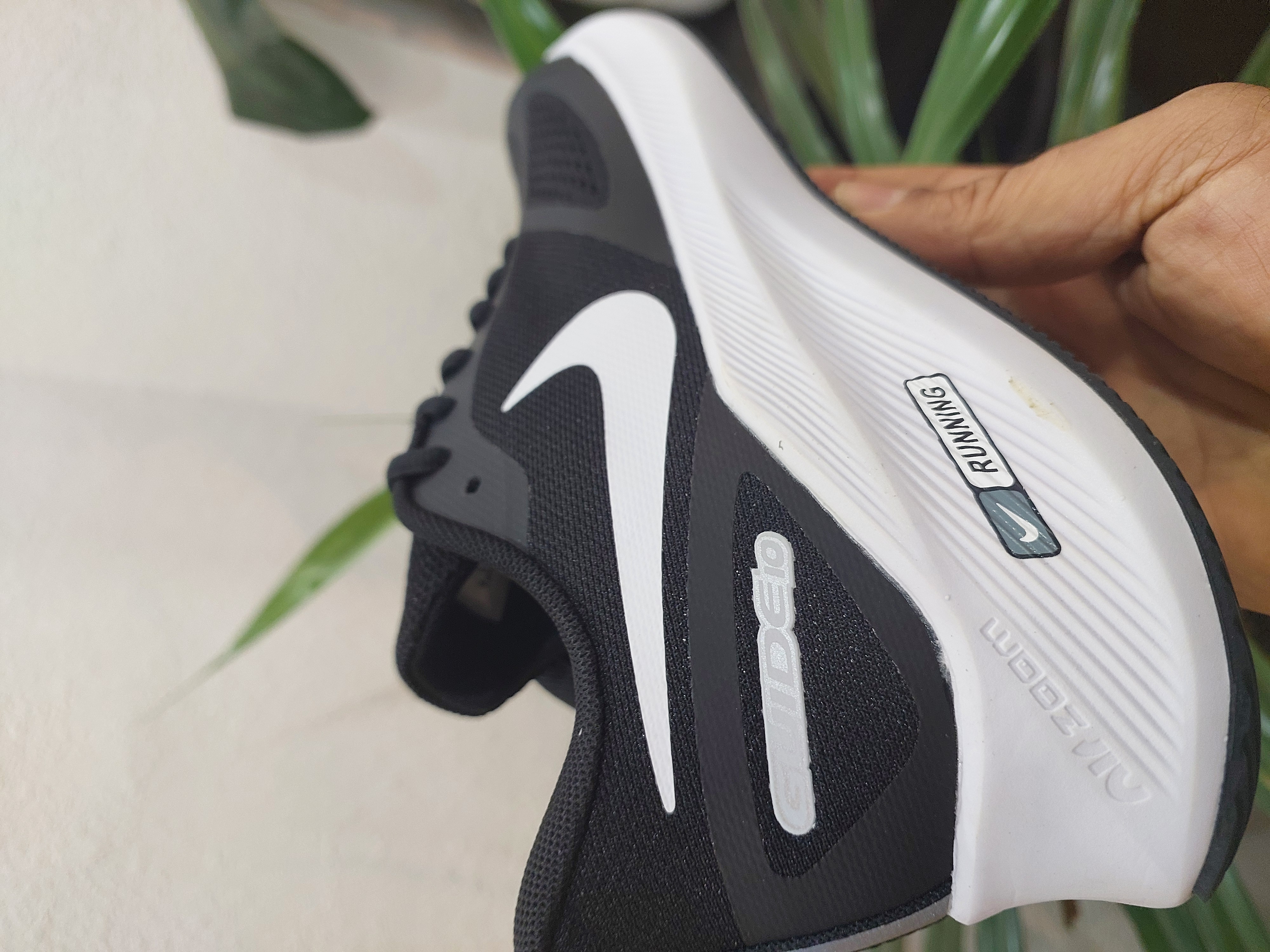کتونی رانینگ و پیاده روی نایک گاید ۱۰ مستر کوالیتی رنگ مشکی کف سفید NIKE ZOOM
