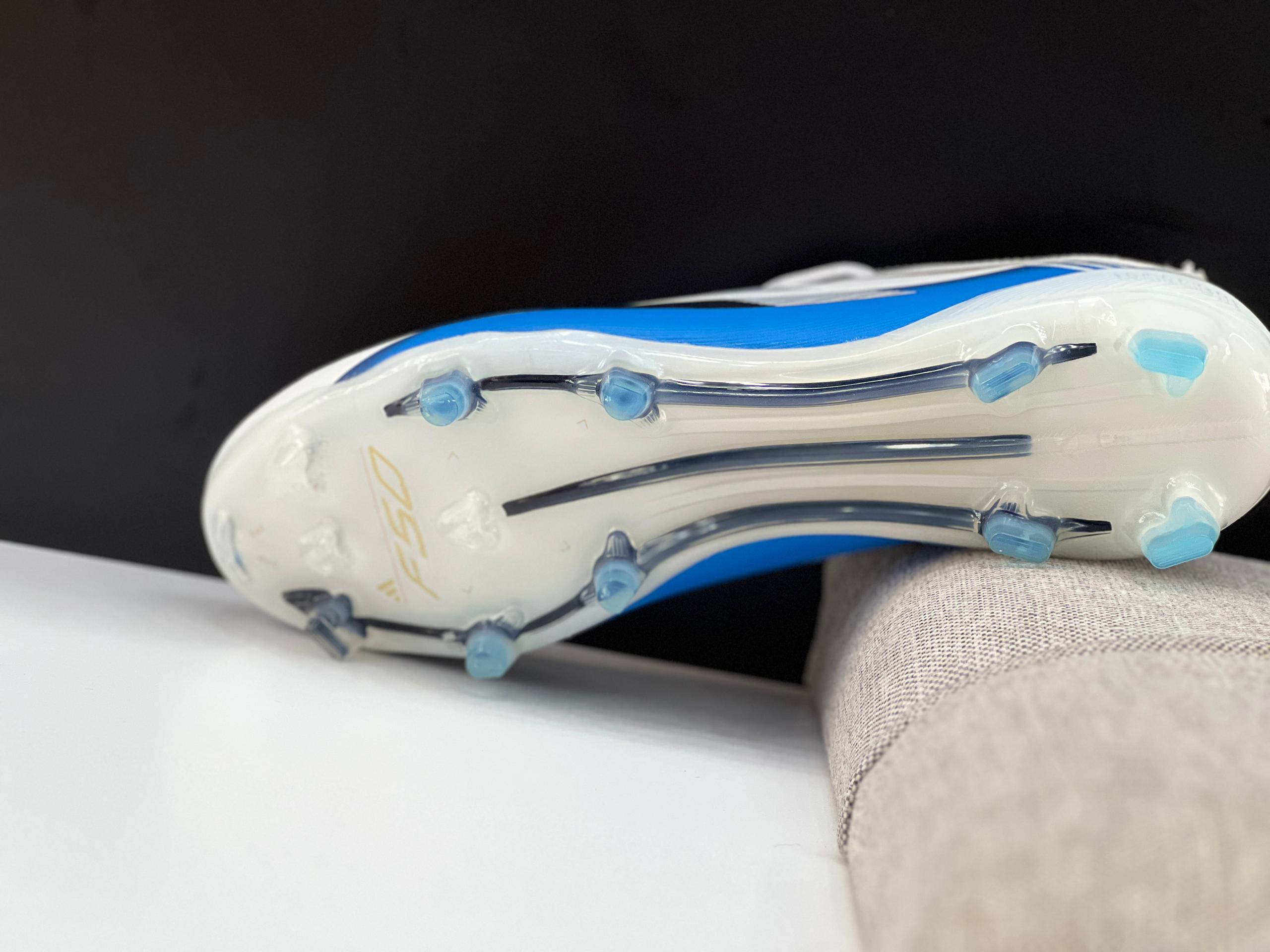 کفش فوتبال چمن آدیداس اف۵۰ آرژانتین مسی استوکدار رنگ سفیدآبی مشکی Adidas f50 argantina