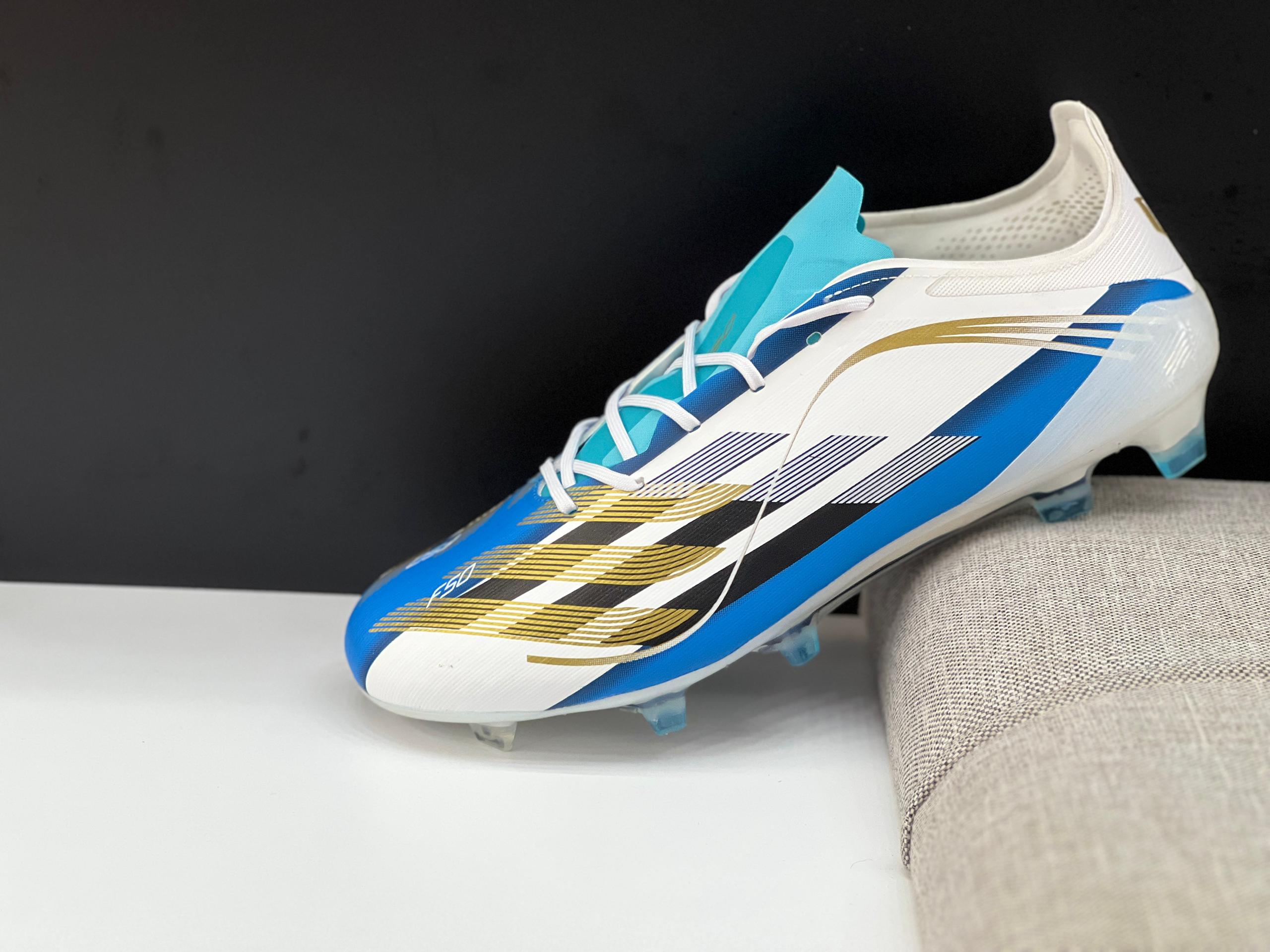 کفش فوتبال چمن آدیداس اف۵۰ آرژانتین مسی استوکدار رنگ سفیدآبی مشکی Adidas f50 argantina