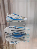 کفش فوتبال چمن آدیداس اف۵۰ آرژانتین مسی استوکدار رنگ سفیدآبی مشکی Adidas f50 argantina