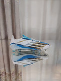 کفش فوتبال چمن آدیداس اف۵۰ آرژانتین مسی استوکدار رنگ سفیدآبی مشکی Adidas f50 argantina