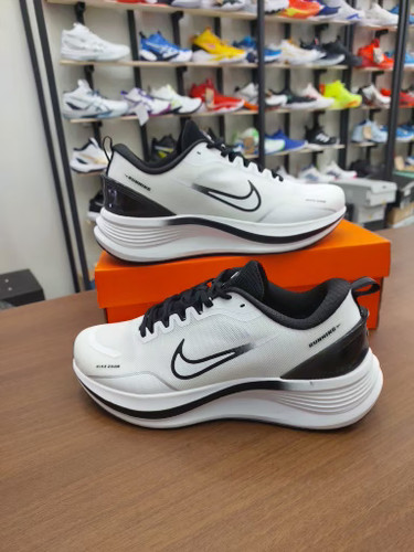 کتونی رانینگ و پیاده روی نایک ومرو 19x مستر کوالیتی رنگ سفید مشکی NIKE ZOOM X VOMERO 19x
