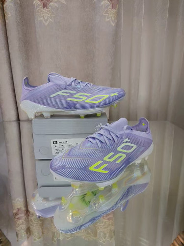 کفش فوتبال چمن آدیداس اف۵۰ پلاس استوکدار رنگ بنفش فسفری Adidas f50+fg