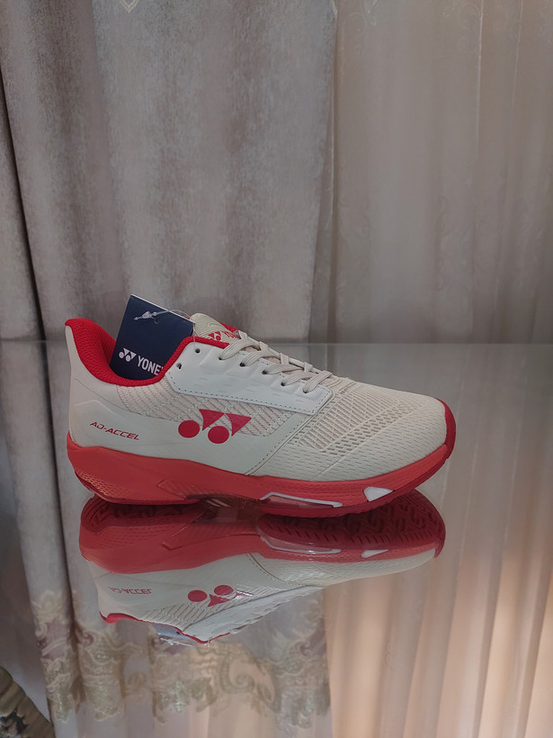 کفش بدمینتون و تنیس و پدل یونکس Yonex Women's and Men's Power Cushion Ad-Accel Sunset Red رنگ کرم قرمز لوگو قرمز