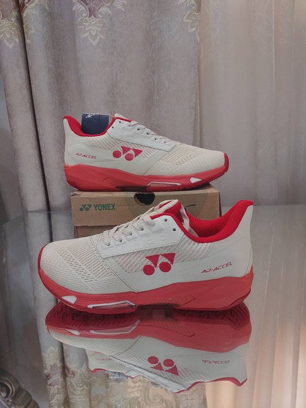 کفش بدمینتون و تنیس و پدل یونکس Yonex Women's and Men's Power Cushion Ad-Accel Sunset Red رنگ کرم قرمز لوگو قرمز
