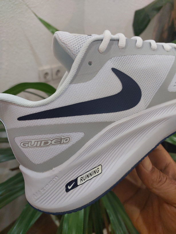 کتونی رانینگ و پیاده روی نایک گاید ۱۰ مستر کوالیتی رنگ سفید NIKE ZOOM