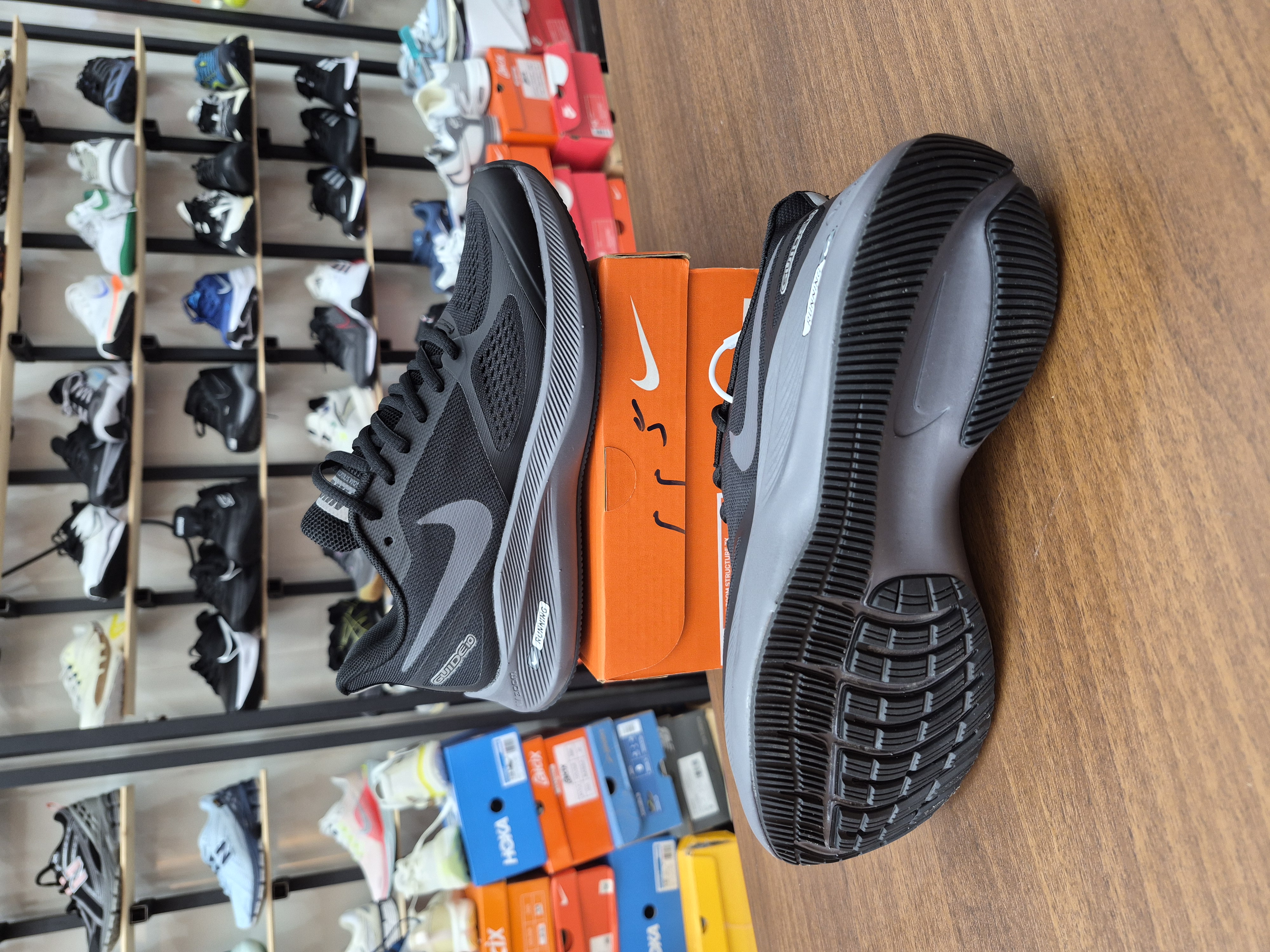 کتونی رانینگ و پیاده روی نایک گاید ۱۰  مستر کوالیتی رنگ مشکی  NIKE ZOOM