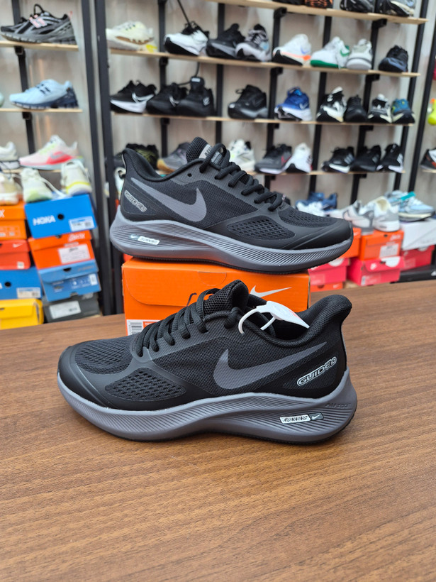 کتونی رانینگ و پیاده روی نایک گاید ۱۰ مستر کوالیتی رنگ مشکی NIKE ZOOM