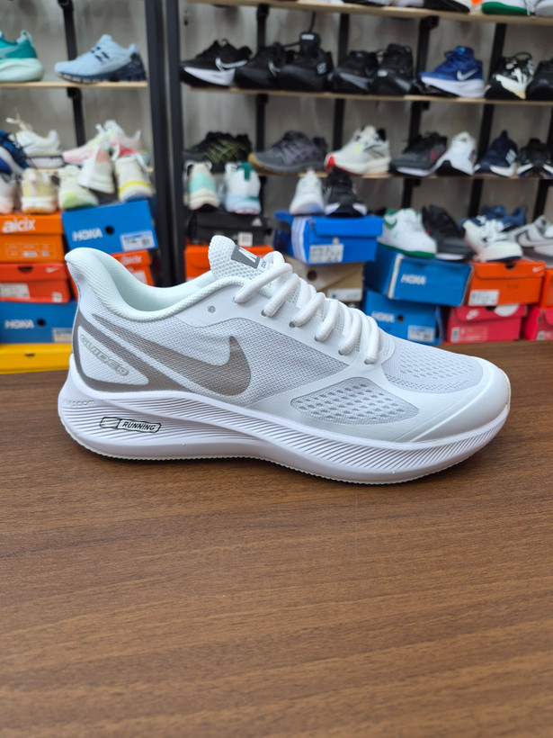 کتونی رانینگ و پیاده روی نایک گاید ۱۰ مستر کوالیتی رنگ سفید نقره ای NIKE ZOOM
