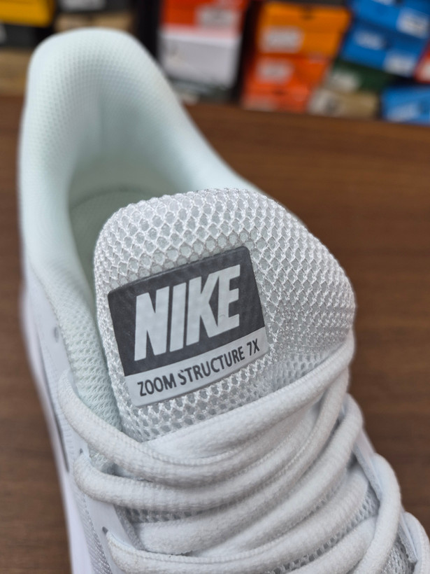 کتونی رانینگ و پیاده روی نایک گاید ۱۰ مستر کوالیتی رنگ سفید نقره ای NIKE ZOOM