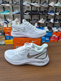 کتونی رانینگ و پیاده روی نایک گاید ۱۰ مستر کوالیتی رنگ سفید نقره ای NIKE ZOOM