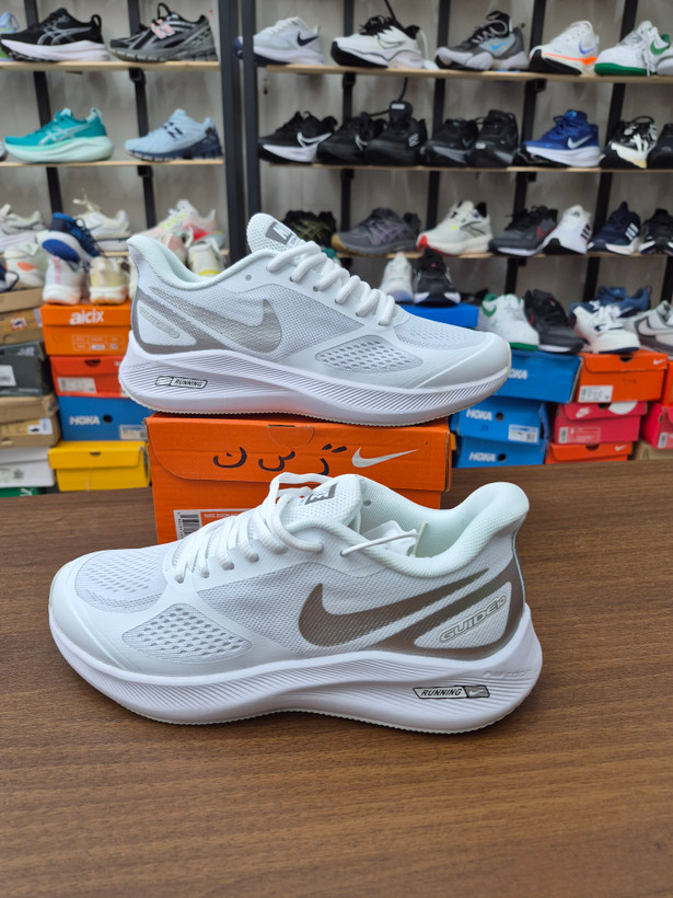 کتونی رانینگ و پیاده روی نایک گاید ۱۰ مستر کوالیتی رنگ سفید نقره ای NIKE ZOOM