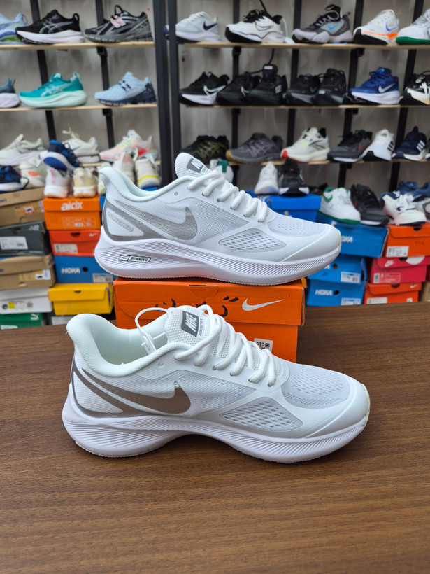 کتونی رانینگ و پیاده روی نایک گاید ۱۰ مستر کوالیتی رنگ سفید نقره ای NIKE ZOOM