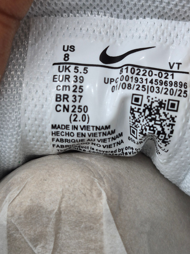 کتونی رانینگ و پیاده روی نایک گاید ۱۰ مستر کوالیتی رنگ سفید نقره ای NIKE ZOOM