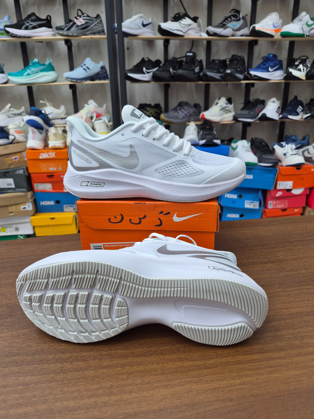 کتونی رانینگ و پیاده روی نایک گاید ۱۰ مستر کوالیتی رنگ سفید نقره ای NIKE ZOOM