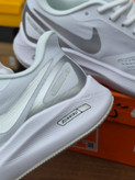 کتونی رانینگ و پیاده روی نایک گاید ۱۰ مستر کوالیتی رنگ سفید نقره ای NIKE ZOOM